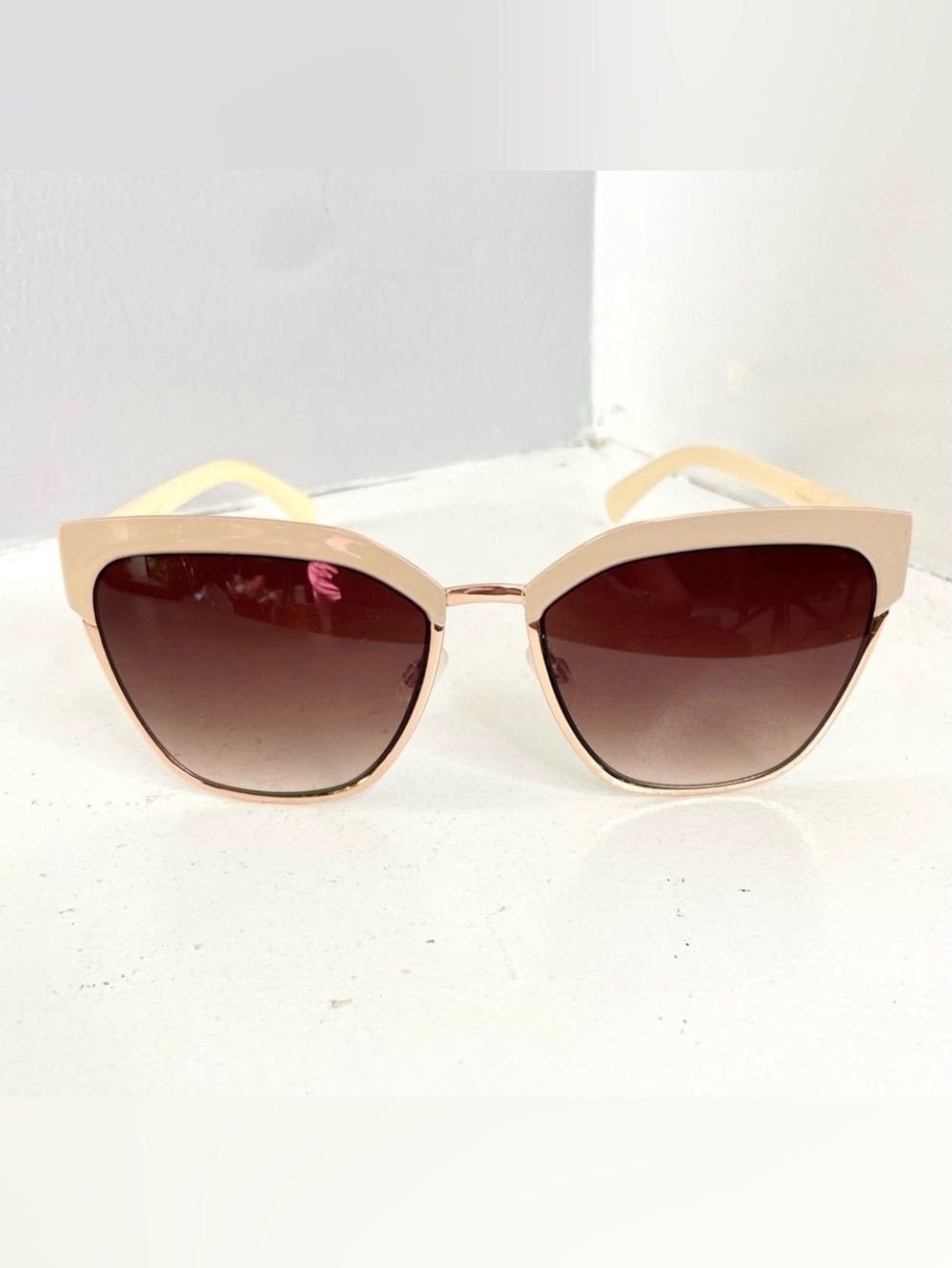 Women’s Retro Beige Gold Lightweight Sunglasses NEW